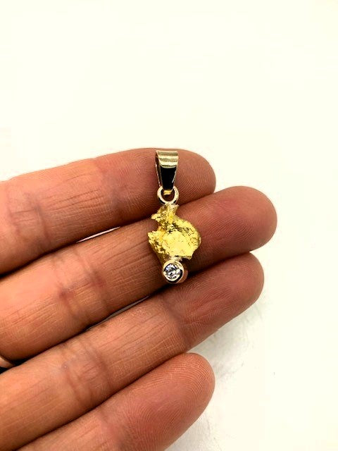 Natural Gold Nugget w 11pt Natural Diamond