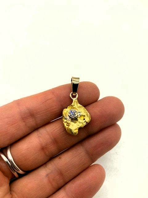 Natural Gold Nugget w 15pt Natural Diamond